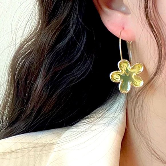 Retro Boho Transparent Resin Flower Hoop Earrings - Picture 4 of 5